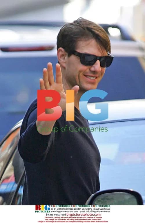 Tom Cruise Waves in New York