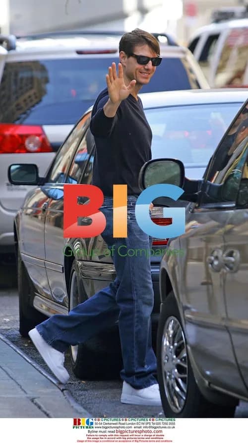 Tom Cruise waves in NYC