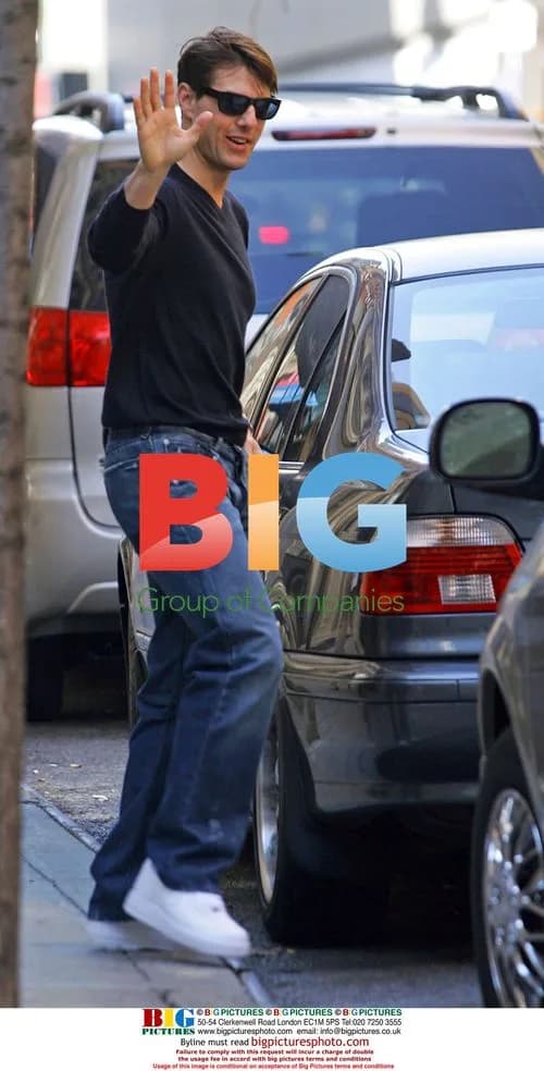 Tom Cruise Waves From Apartment