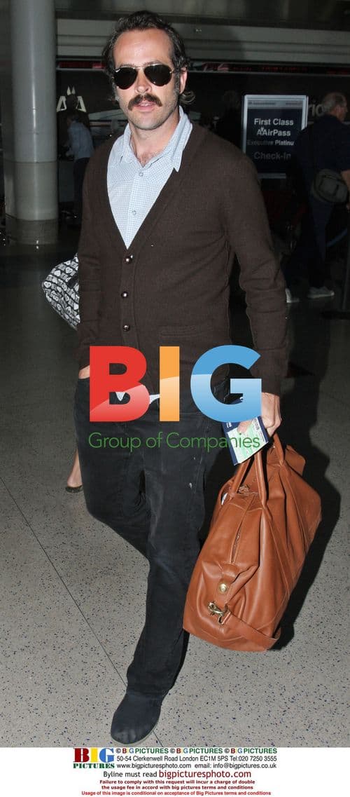 Jason Lee departing LAX, 2008