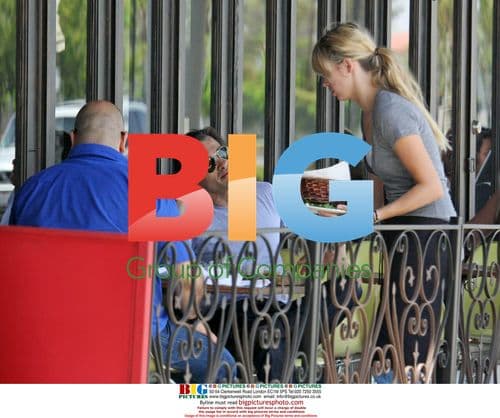 Olivier Martinez Enjoys Lunch