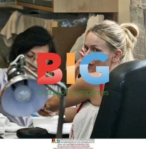 Pregnant Naomi Watts gets manicure in Santa Monica