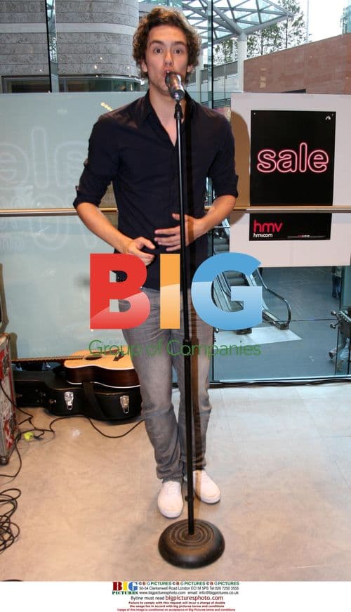 Avenue band performs and signs debut single