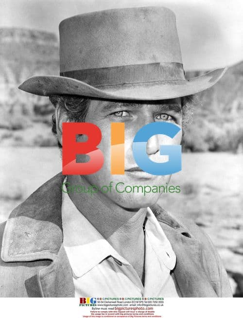 Paul Newman on the set of Hombre (1967)