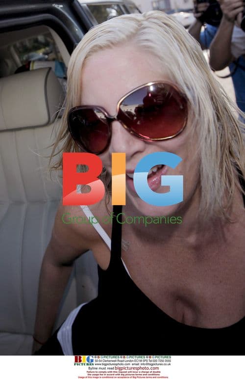 Tori Spelling leaves Byron Allen hair Salon