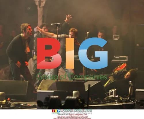 Onstage Incident at Oasis Concert