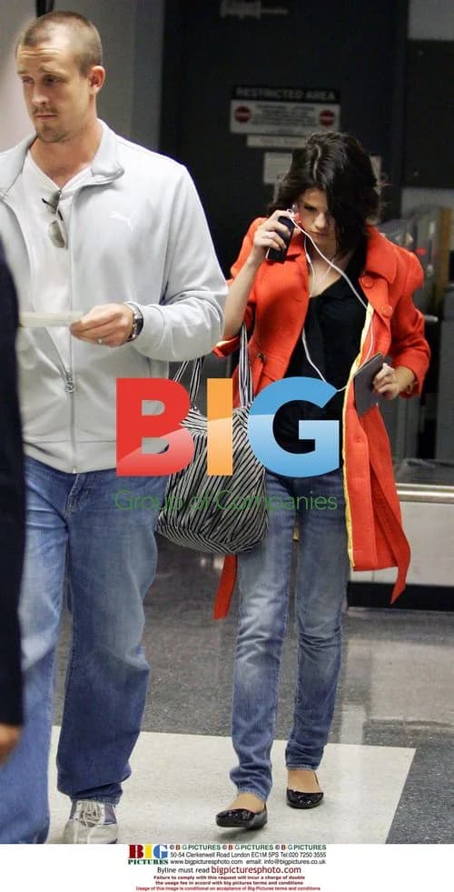 Selena Gomez camera shy at LAX