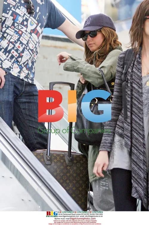 Ashley Tisdale grabs a bite at Daily Grill