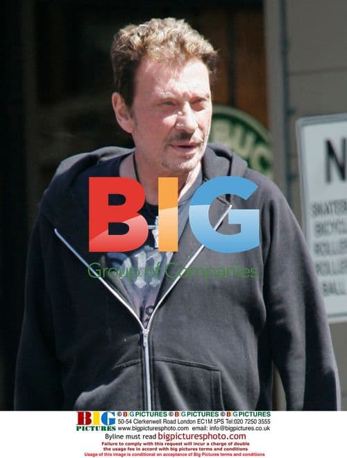 Johnny Hallyday leaves restaurant