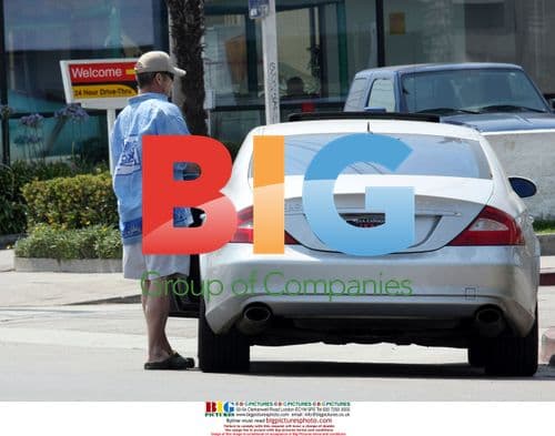 Mel Gibson visits rehab center