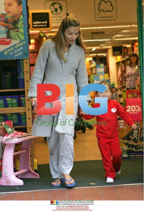 Elen Rives takes daughter Luna to shopping