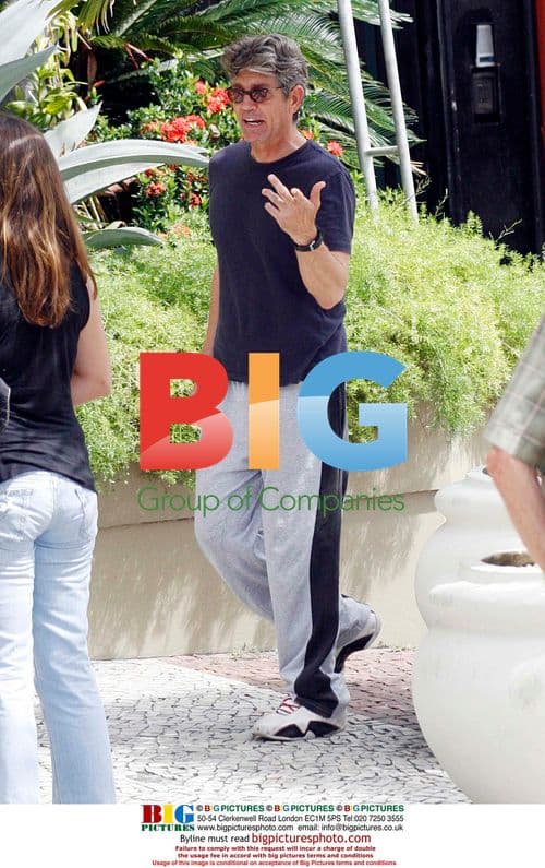 Eric Roberts strolls in Rio De Janeiro