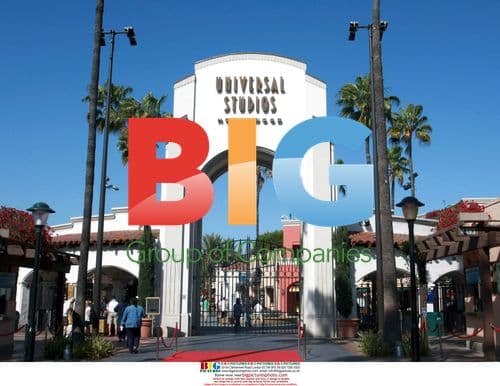 Conan O'Brien and family take walk in Venice Beach