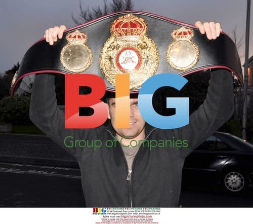 Bernard Dunne shows off new boxing title