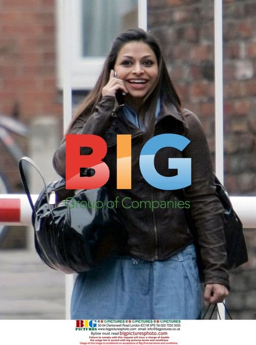 Ayesha Dharker chats with mystery person in Manchester