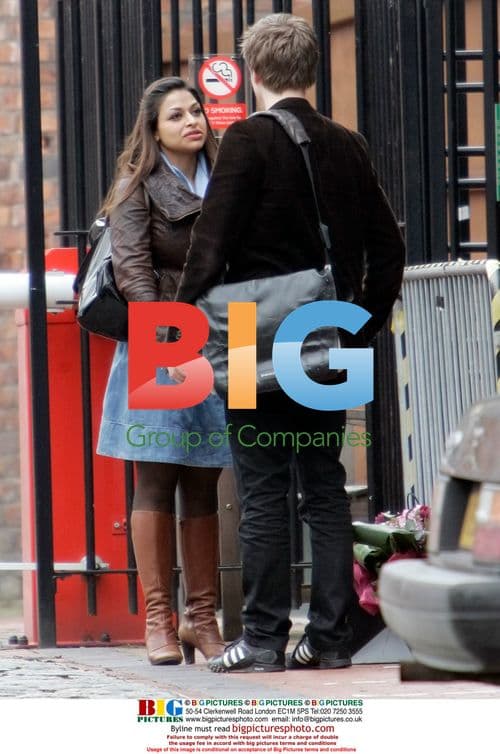 Ayesha Dharker chats with mystery person in Manchester