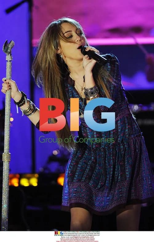 Miley Cyrus Performs with Dad Billy Ray