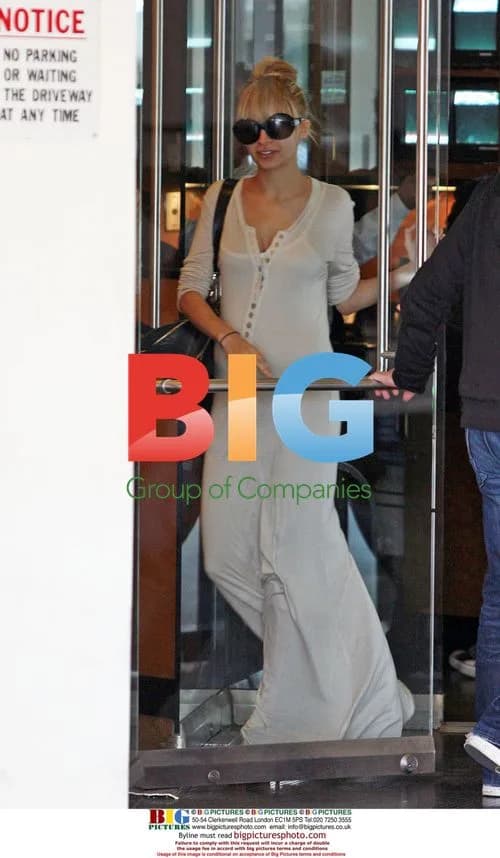 Pregnant Nicole Richie Exits Parking Garage