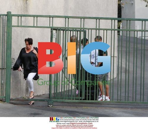 Chris Brown's family visits Rihanna