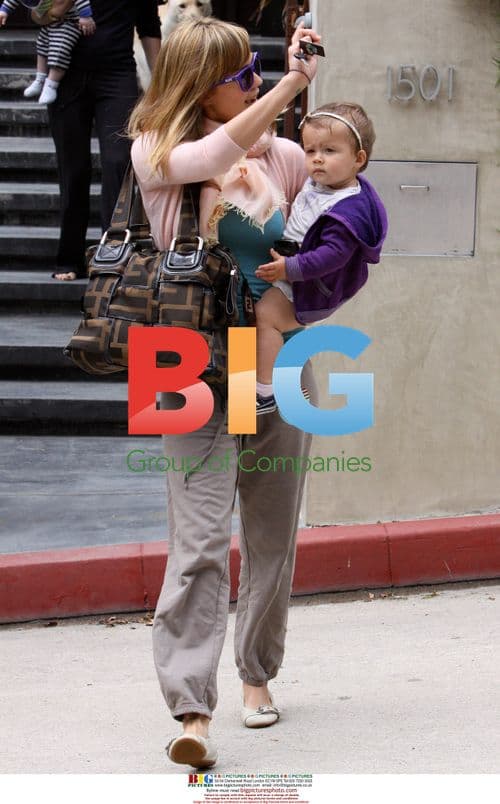 Jessica Alba out with daughter