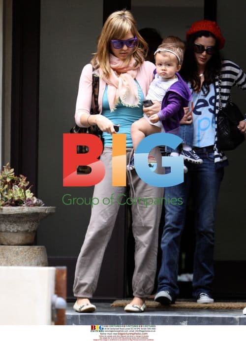 Jessica Alba Picks Up Daughter