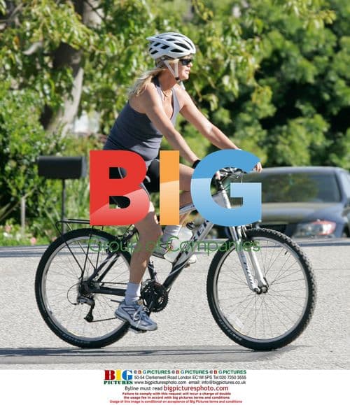 Kurt Russell and Goldie Hawn Bike Ride