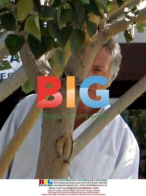 Dustin Hoffman Plays Hide and Seek with Paparazzi