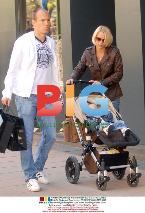 Arjen Robben and family shopping in Madrid