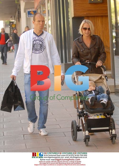 Arjen Robben shops with family in Madrid
