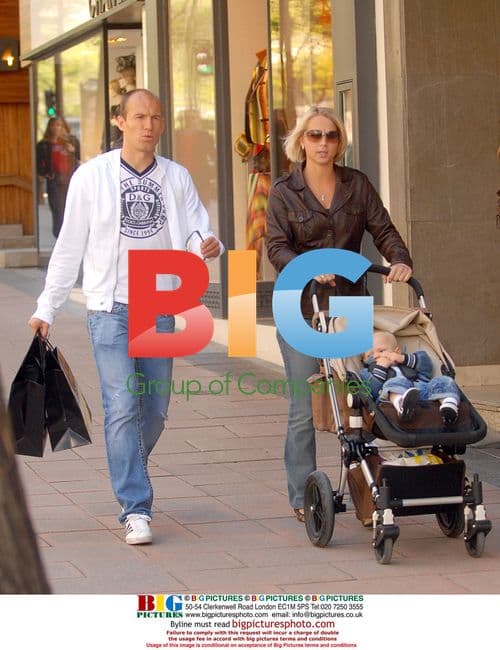 Arjen Robben shops with family in Madrid