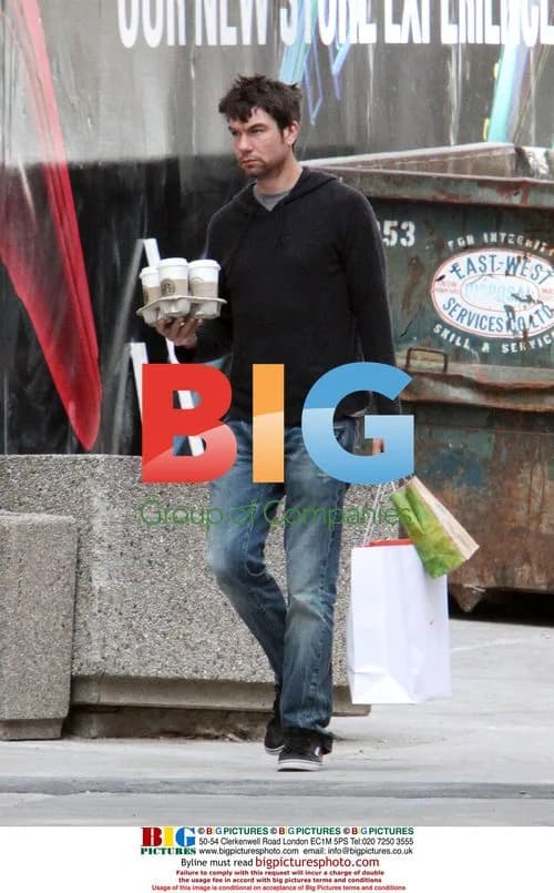 Jerry O'Connell lunches with family in Toronto