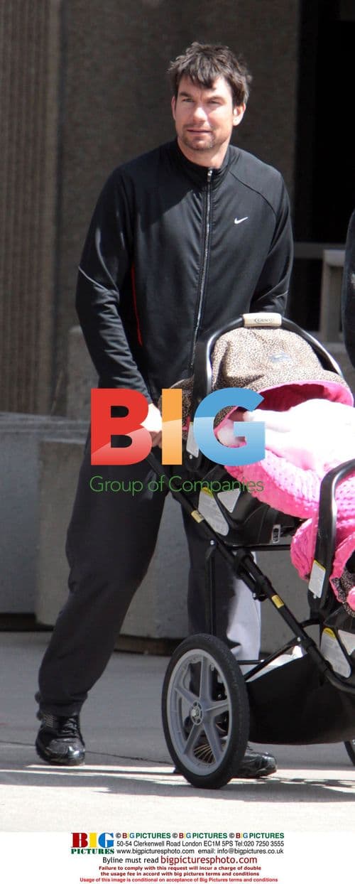 Jerry O'Connell lunches with family in Toronto