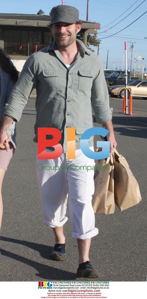 Seann William Scott and girlfriend shopping