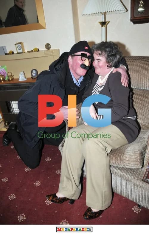 Susan Boyle Poses With Fan Impersonating Groucho Marx