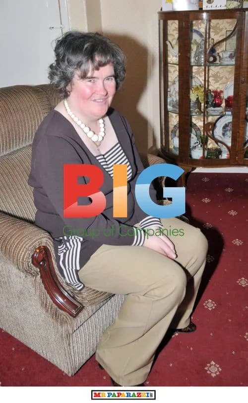Susan Boyle Poses with Groucho Marx Impersonator