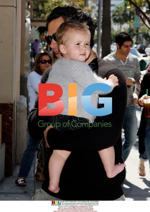 Jessica Alba and family out for lunch