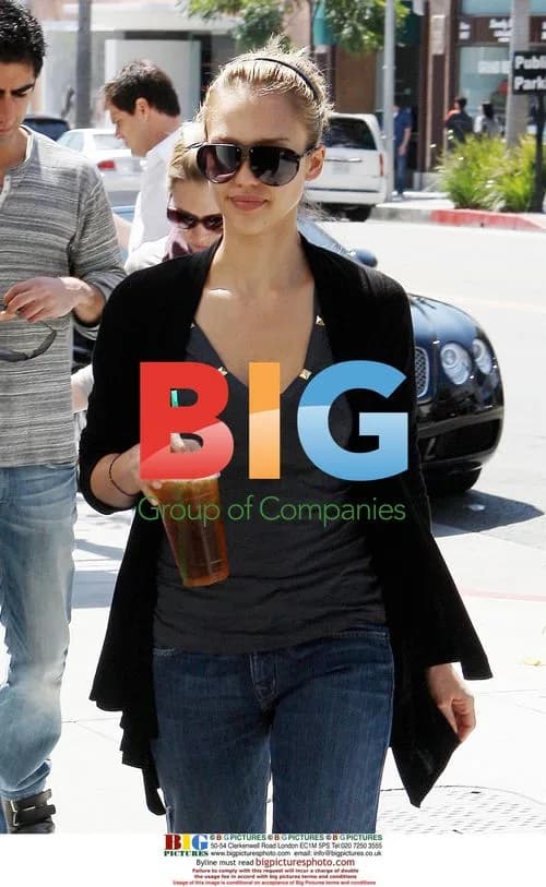 Jessica Alba and family out for lunch