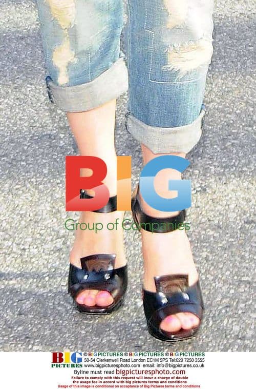 Kate Beckinsale out for walk in Beverly Hills