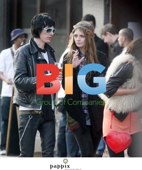 Pixie Geldof and Mischa Barton Have Picnic in London