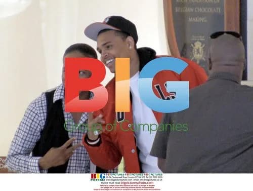 Chris Brown buys chocolates for Rihanna