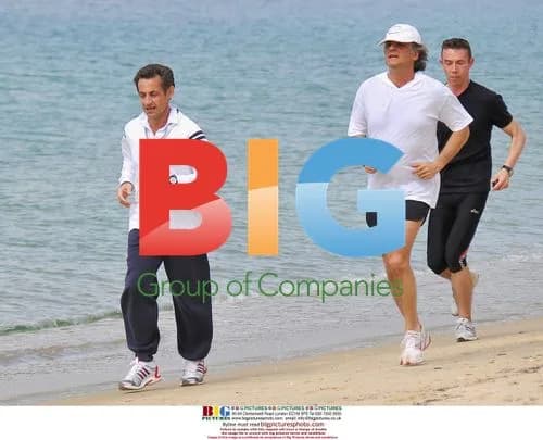 Sarkozy goes jogging with bodyguards