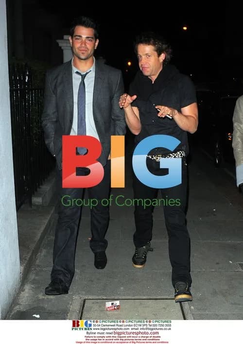 Jesse Metcalfe arrives in London with friends