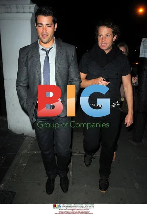 Jesse Metcalfe arrives at Boujis with friends