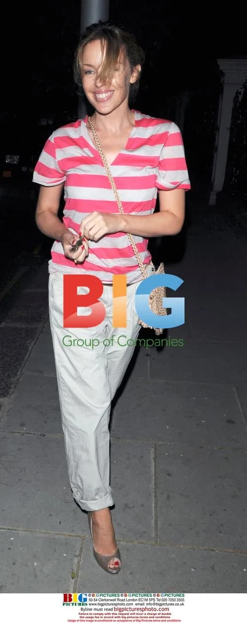 Kylie Minogue leaves Chelsea restaurant