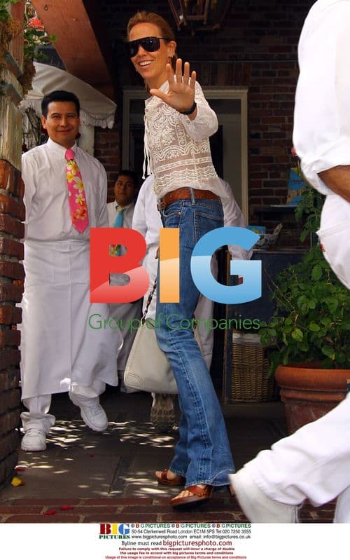 Sheryl Crow waves goodbye to fans at The Ivy
