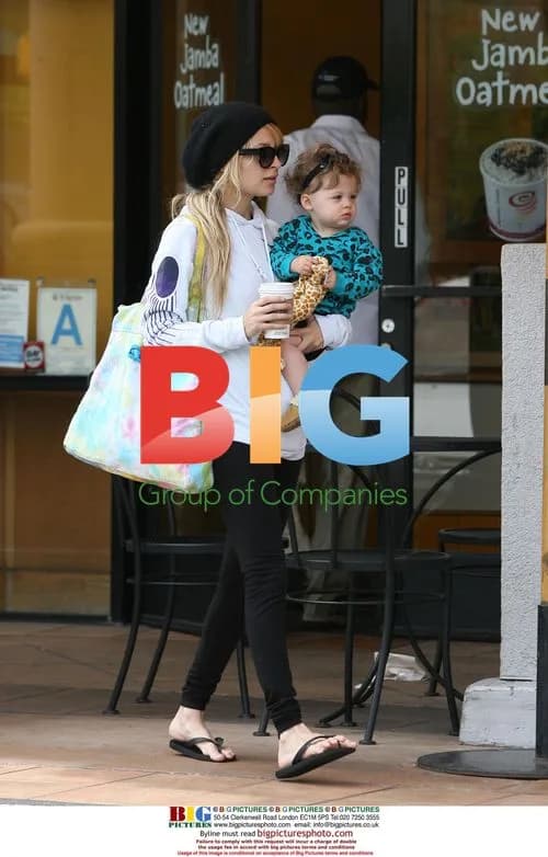 Nicole Richie and daughter Harlow grab Starbucks