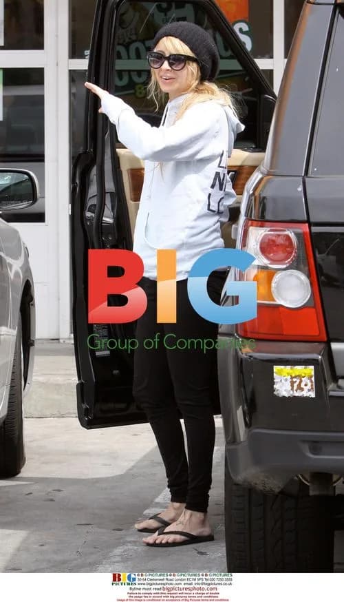 Nicole Richie and Daughter Grab Starbucks