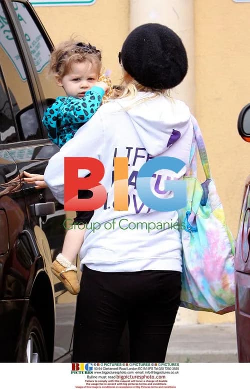 Nicole Richie and Daughter Grab Coffee