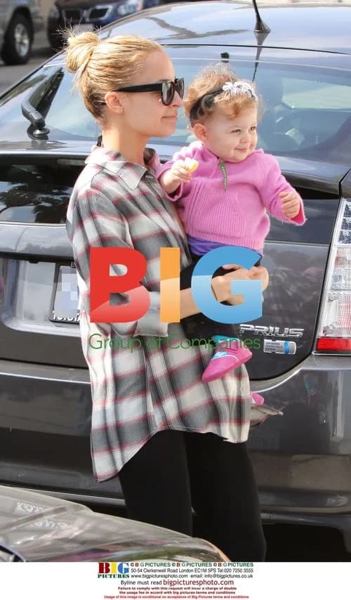 Nicole Richie and daughter visit friend in Hollywood