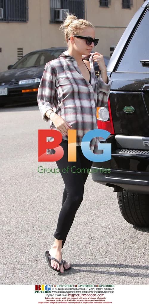 Nicole Richie and daughter visit friend